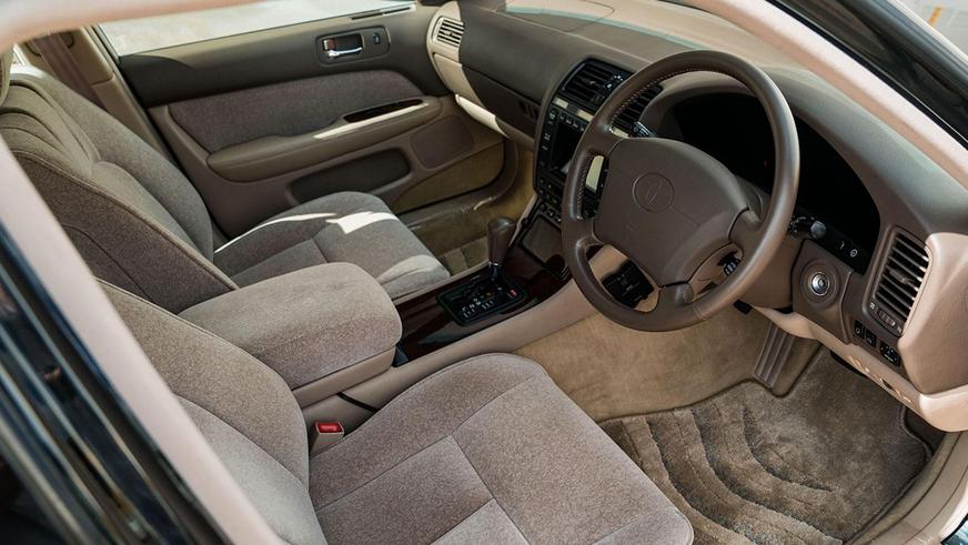 На аукционе продали практически новый Toyota Celsior за $17 тысяч