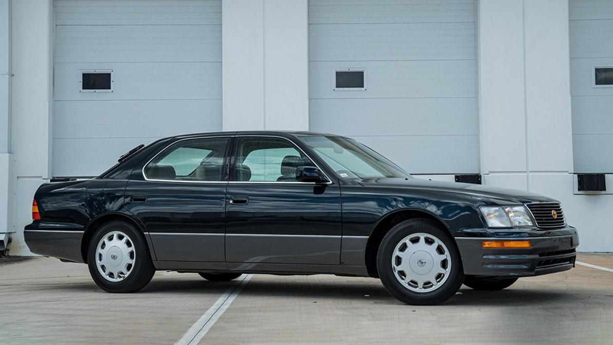 На аукционе продали практически новый Toyota Celsior за $17 тысяч