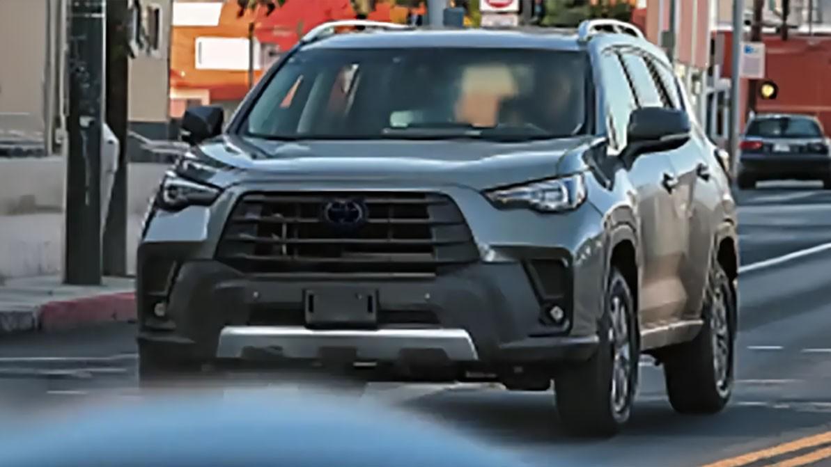 Toyota готовит RAV4 к обновлению: первое фото