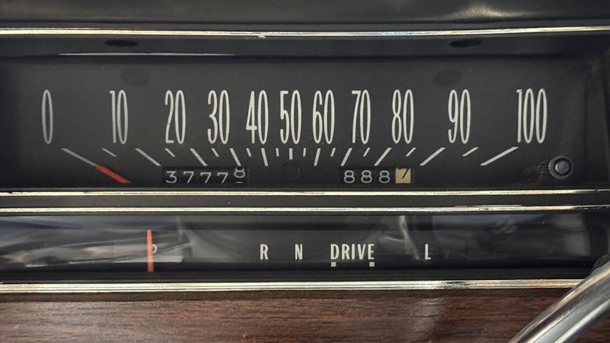 Раритетный Cadillac Fleetwood 1976 года выставлен на торги