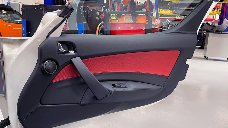 С молотка уйдёт практически новый Tesla Roadster из прошлого