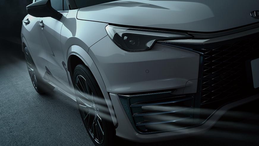 У Lexus появился небольшой, но злой кроссовер на механике