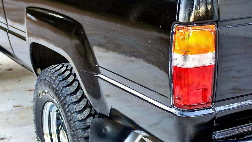 Копию пикапа Toyota из «Назад в будущее» продают с автографами актёров и ховербордом