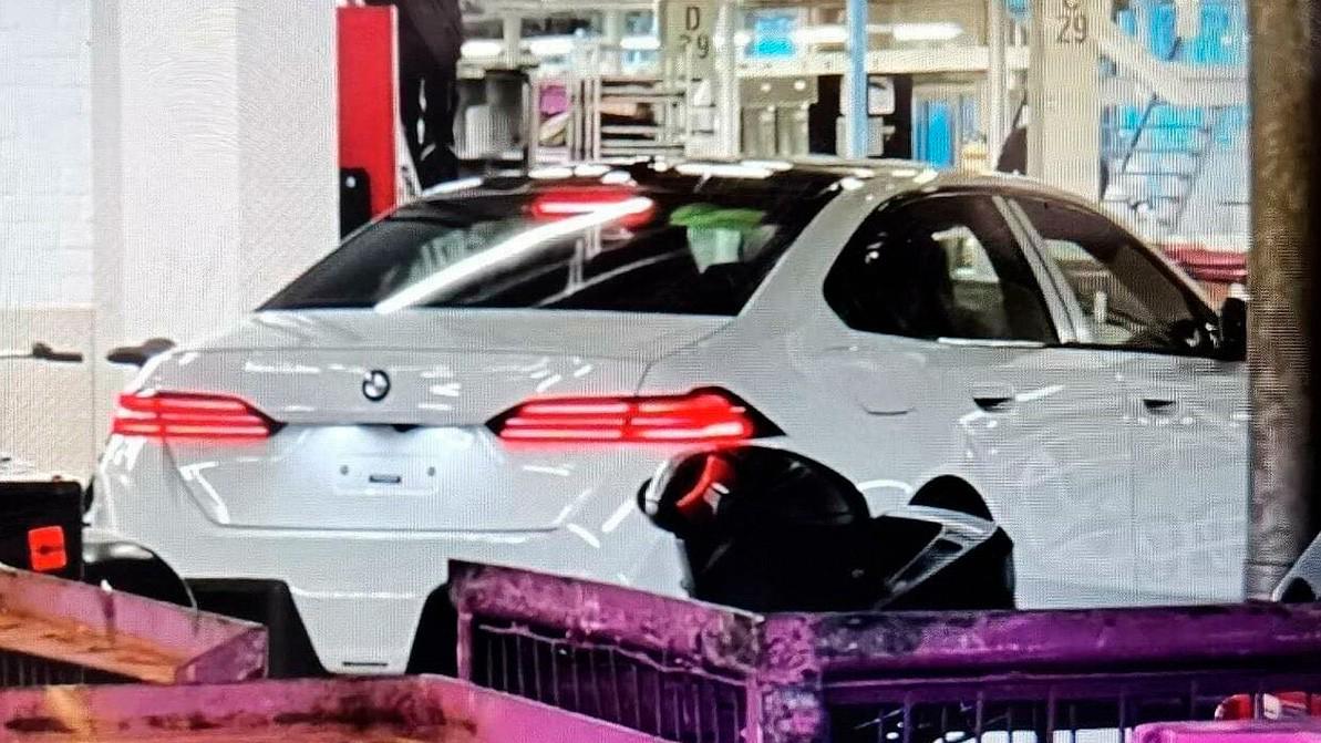 Новая BMW 5-й серии сверкнула задком