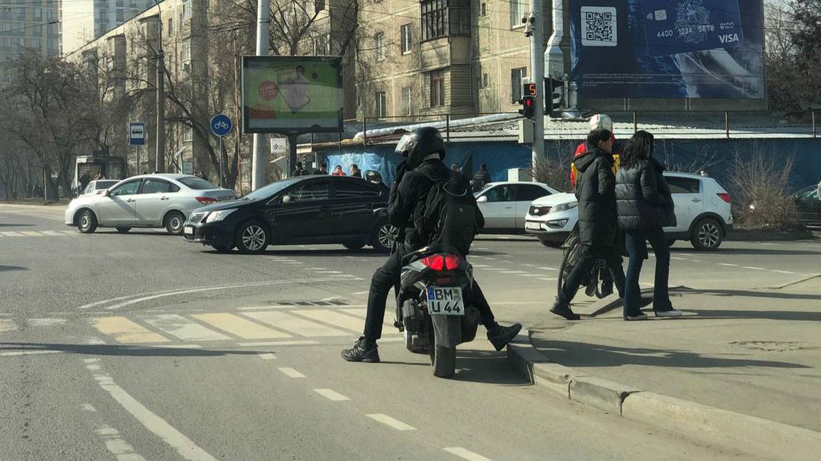 Алматыда полицейлер 1700 мопедті айыптұраққа қойды