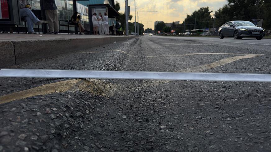 Полимерный асфальт на пр. Абая в Алматы просел в колею