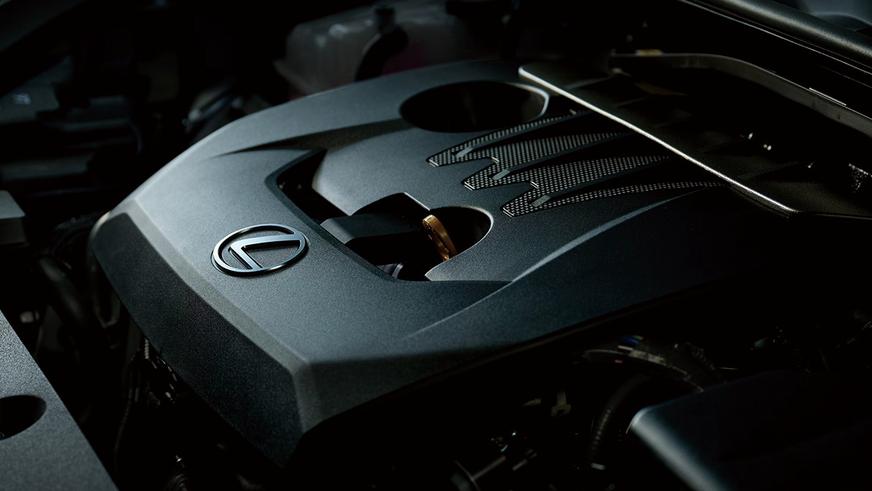 У Lexus появился небольшой, но злой кроссовер на механике