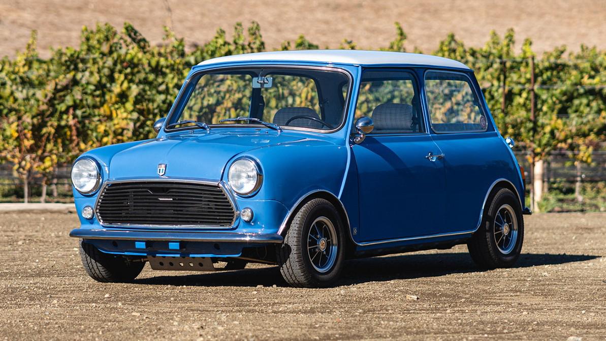 Классический Mini превратили в 300-сильный электромобиль