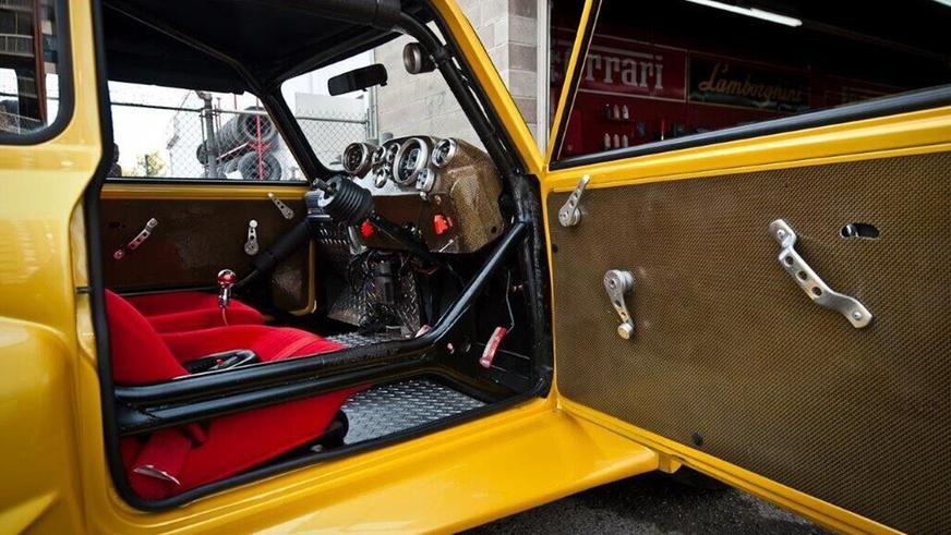 В Канаде продают хардкорный спорткар, сделанный из старого Mini