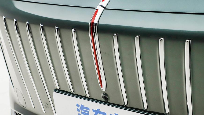 В Китае назвали цены на рекордный гибрид Hongqi