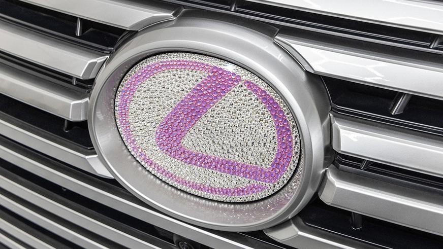 Lexus LX превратили в гламурный маникюрный салон