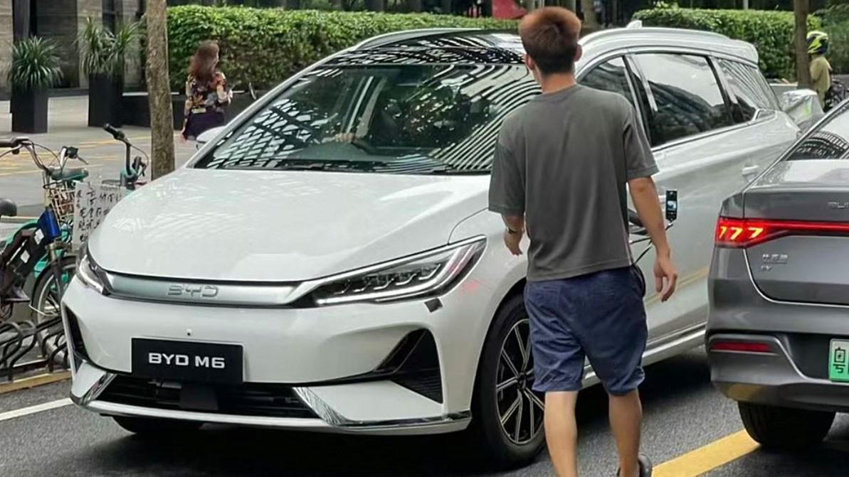 BYD готовит к выходу новый минивэн, и он праворульный