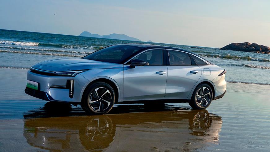 Geely начала продажи недорогого гибридного седана Galaxy L6 Geely начала продажи недорогого гибридного седана Galaxy L6