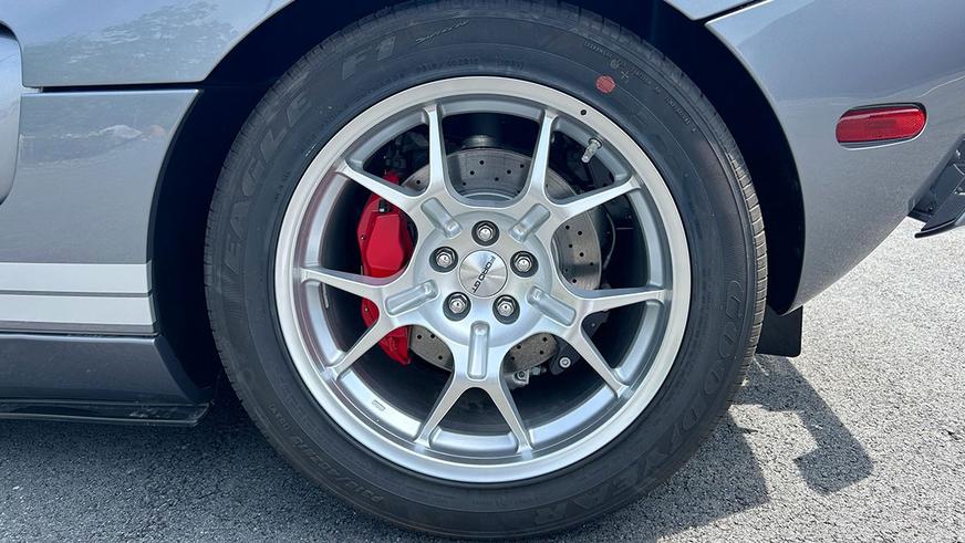 За старый Ford GT заплатили больше, чем стоят два новых Porsche 911 Turbo