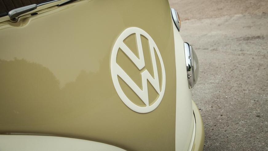 Volkswagen T2 превратили в тягач-кемпер и выставили на продажу