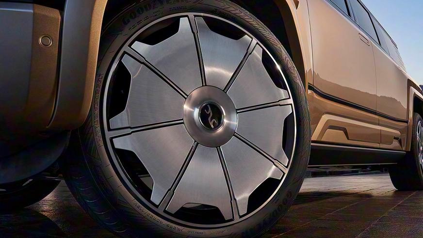 Внедорожник Yangwang U8L ударили пальмой по крыше и сбросили в воду