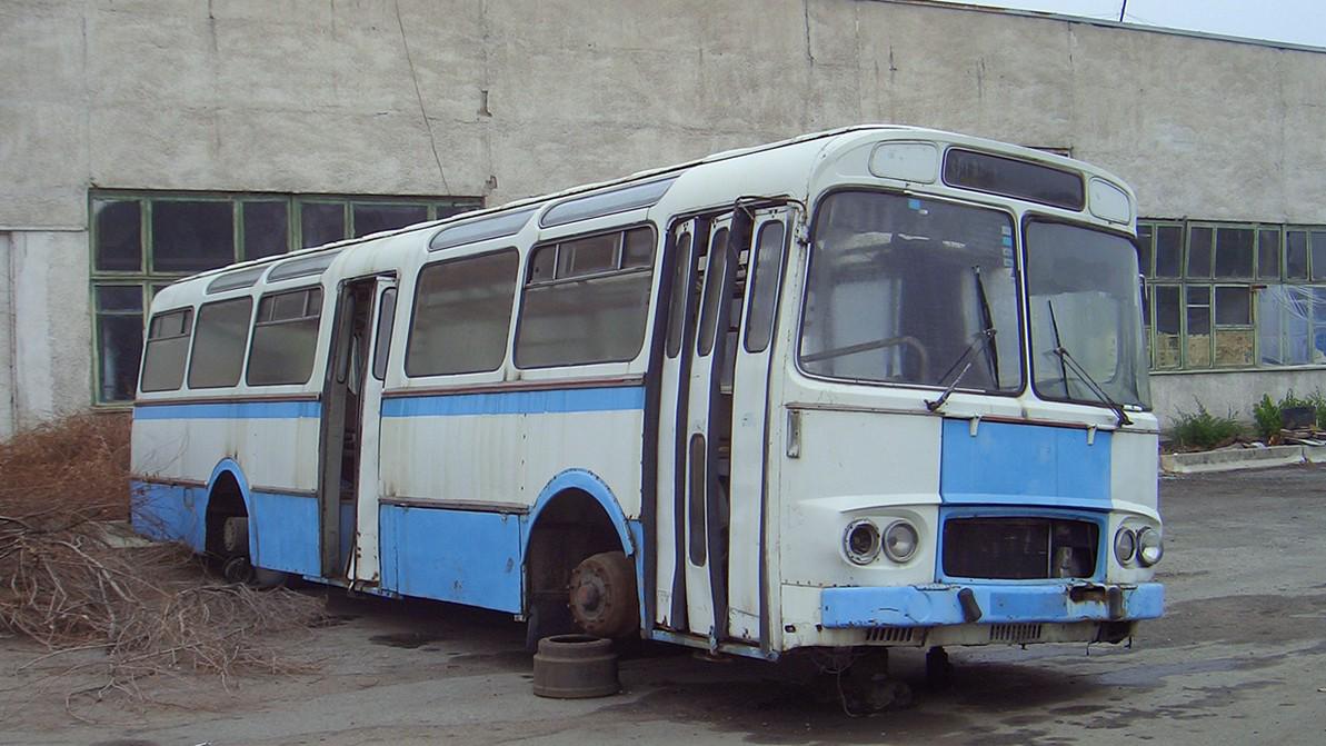 Неизвестные автобусы Алматы: красный, синий и белый в голубую полосочку