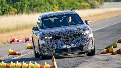 BMW iX3 бұрылыс сигналын өзі қосады