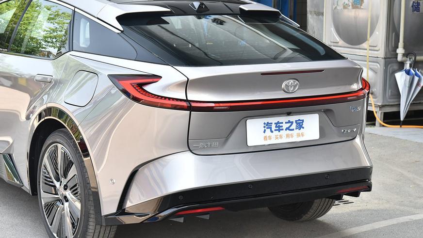 В Китае стартовали продажи самой большой электрической Toyota