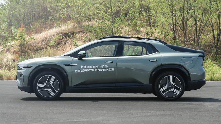 Changan подтвердил появление кроссовера-трансформера в СНГ