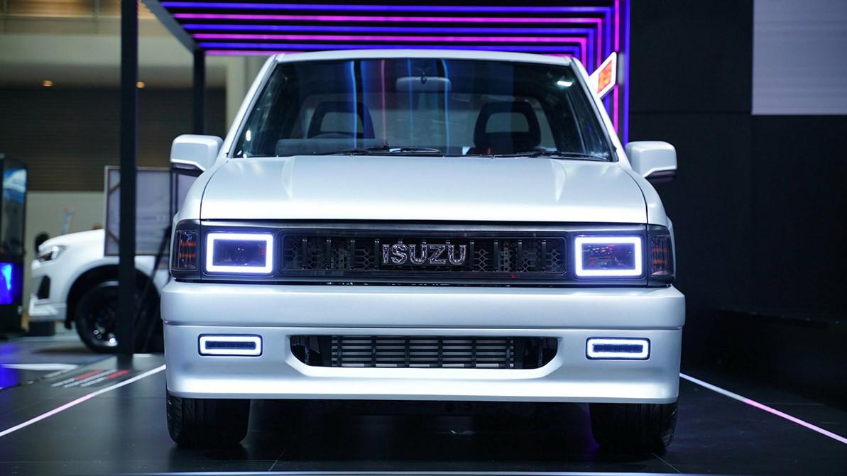 Isuzu показала рестомод Dragon Max на базе 37-летнего пикапа