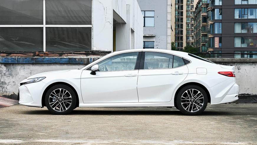 В Китае обновили Toyota Camry. Она стоит от 9 млн тенге