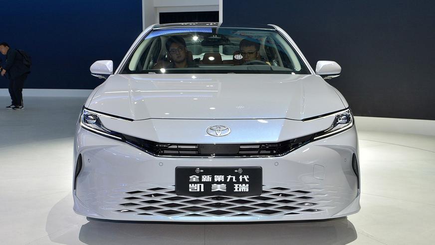 В Китае показали свою Toyota Camry с атмосферником и другим салоном