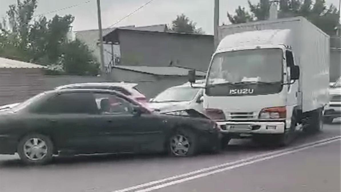 GTA на Жансугурова. Водитель Mitsubishi Galant, под наркотиками, таранил машины