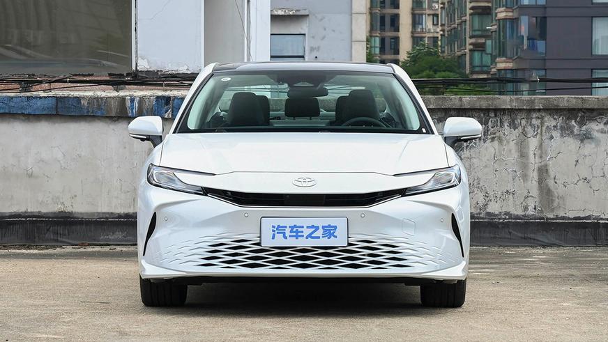 В Китае обновили Toyota Camry. Она стоит от 9 млн тенге