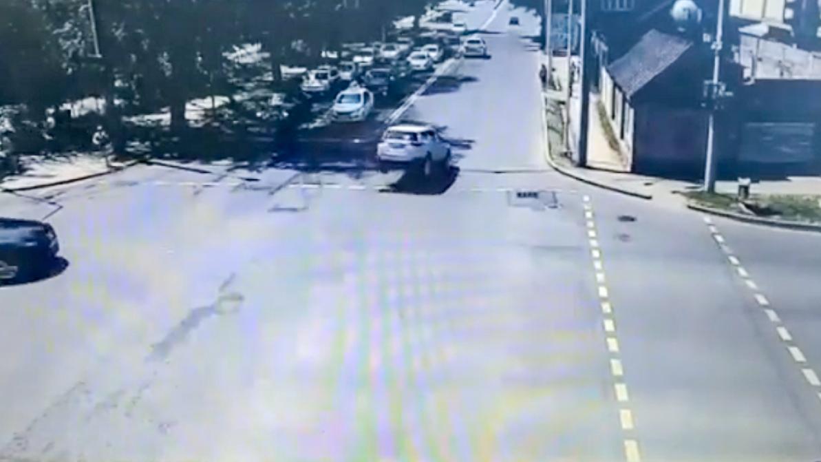 Крышка люка подбросила RAV 4 в воздух в Алматы Хозяйка авто вот у