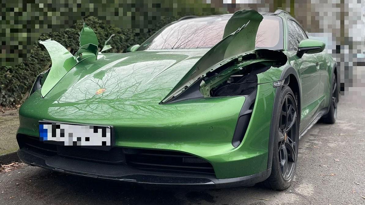 С новых Porsche тоже снимают фары. Варварски