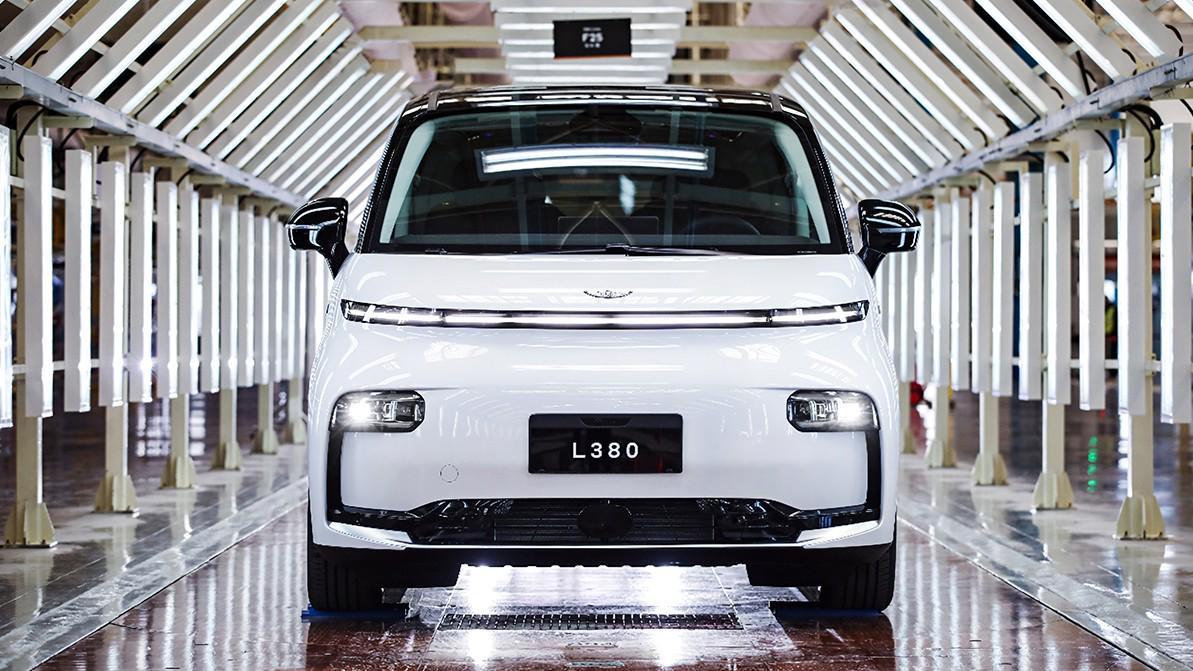 Әуекеме атауын алған Geely минивэні конвейерге тұрды