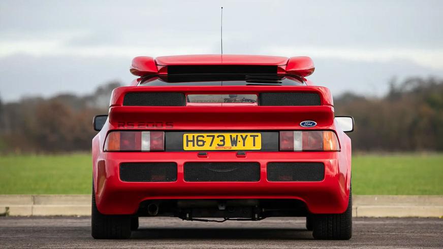 Пожилой Ford оценили дороже нового Porsche. Это очень редкий RS200
