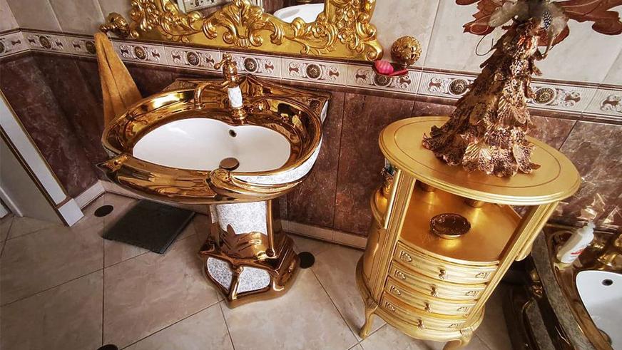 Позолоченный унитаз и другая роскошь в особняке главы полиции