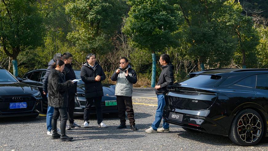 Zeekr тестирует универсал 007 вместе с батарейными Audi и Porsche Zeekr тестирует универсал 007 вместе с батарейными Audi и Porsche