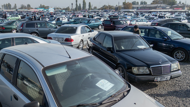 Қырғызстан билігі көлік сататындарды салықтан босатты