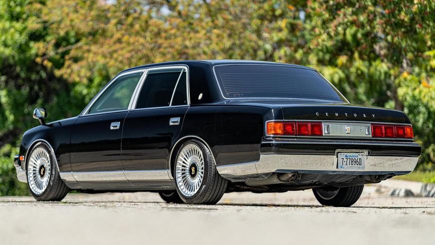 Toyota Century продали по цене бюджетной малолитражки