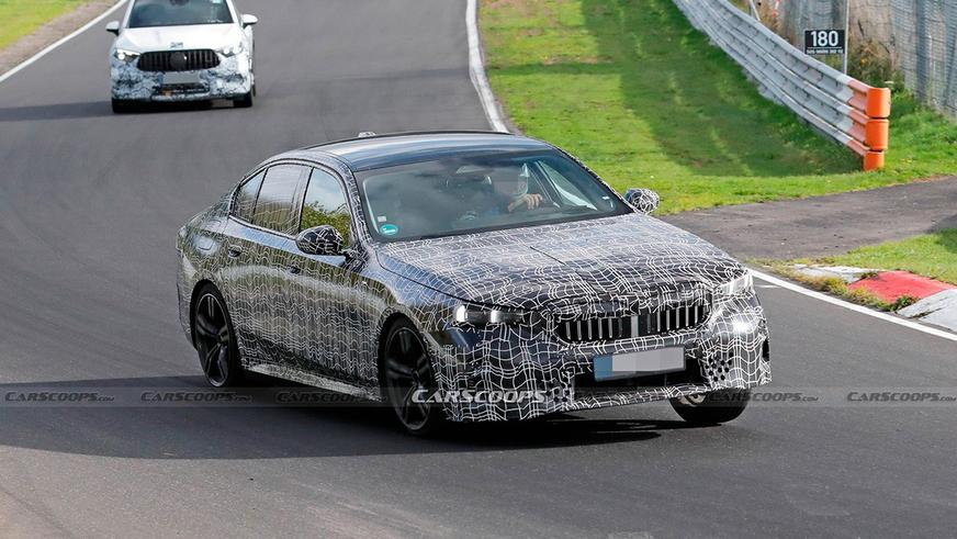 Новая BMW 5-й серии сверкнула задком