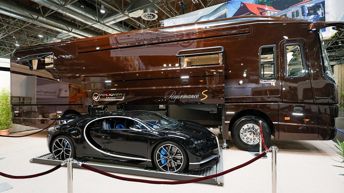 Автодом с гиперкаром Bugatti «в подвале»
