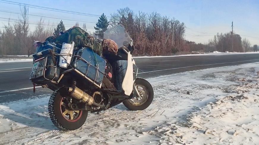 Мотолюбитель из Алматы отправился за северным сиянием на мопеде