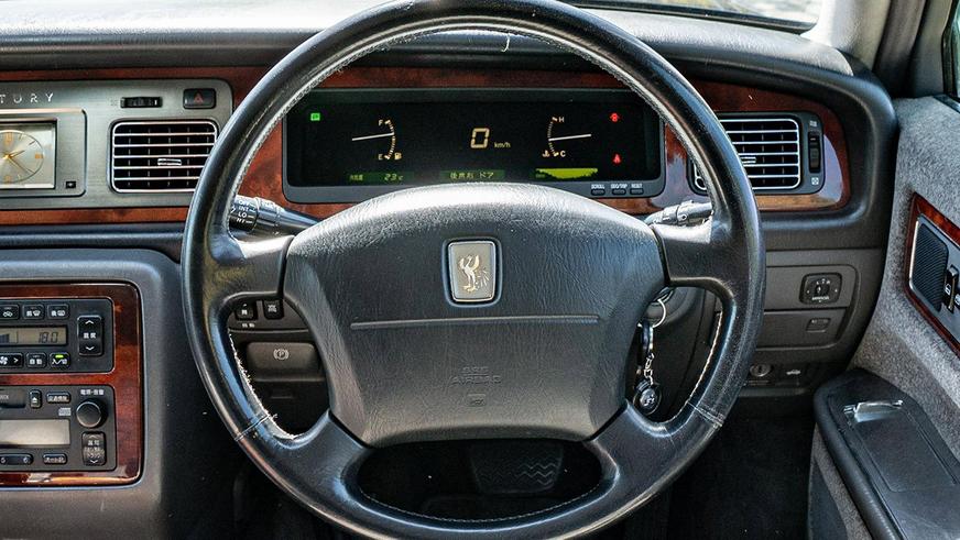 Toyota Century продали по цене бюджетной малолитражки