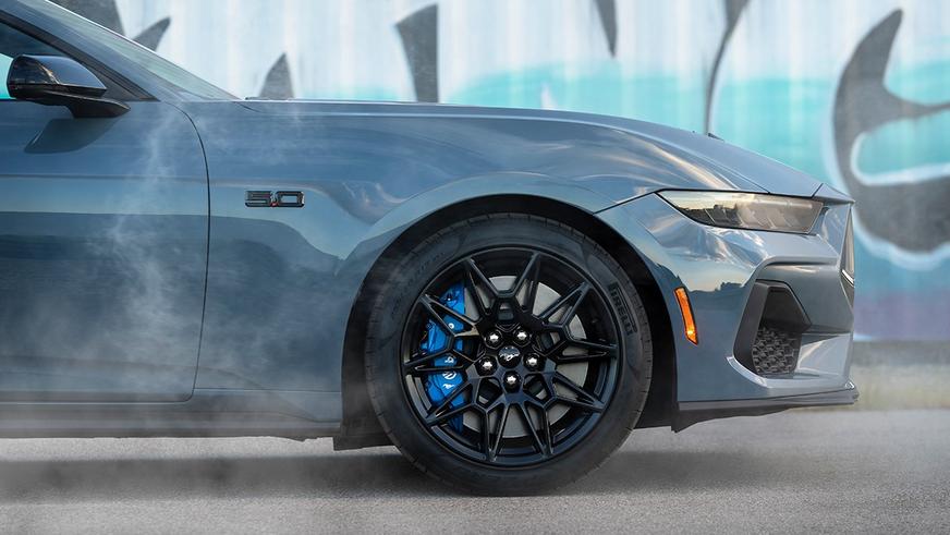Новый Ford Mustang сохранил V8 и получил электронный ручник для дрифта