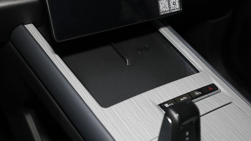 В Китае начались продажи обновлённого Geely Atlas