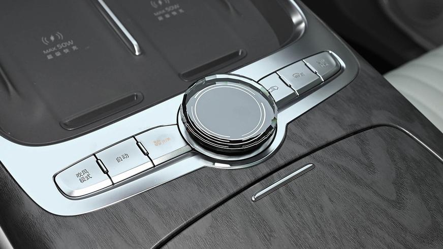 Флагманский кроссовер Geely Galaxy собрал более 40 тысяч заказов за сутки