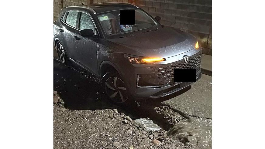 Более десятка авто повреждено на размытой дождём улице в Алматы