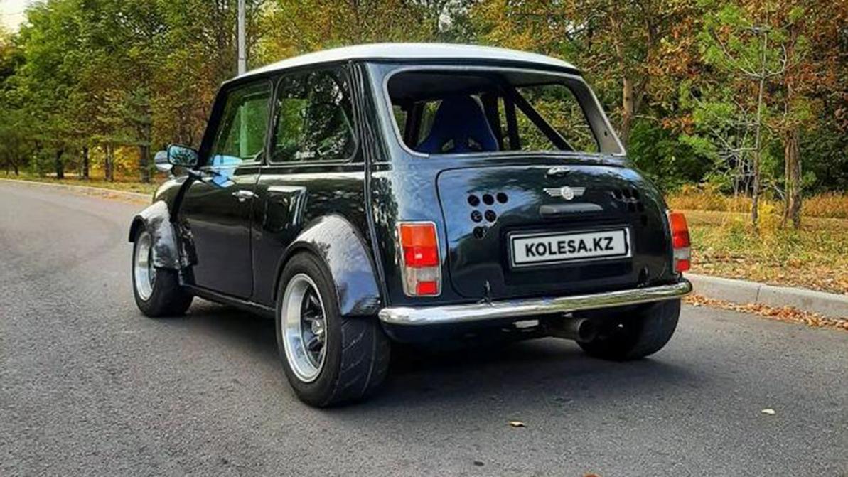 Интересные машины на Kolesa.kz: от Mini до бронированного гелика