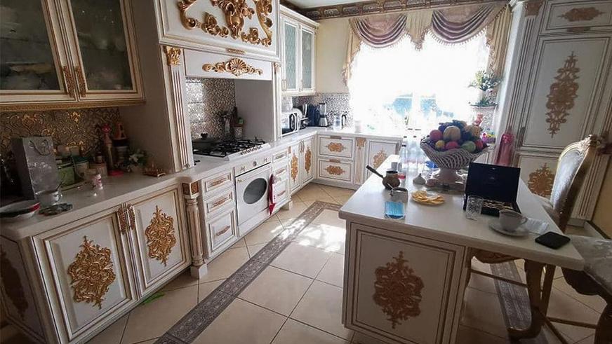 Позолоченный унитаз и другая роскошь в особняке главы полиции