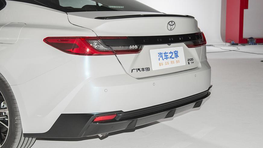 В Китае показали свою Toyota Camry с атмосферником и другим салоном