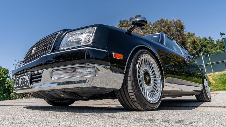 Toyota Century продали по цене бюджетной малолитражки
