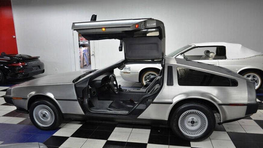 На продажу выставили DeLorean, простоявший в гараже 36 лет